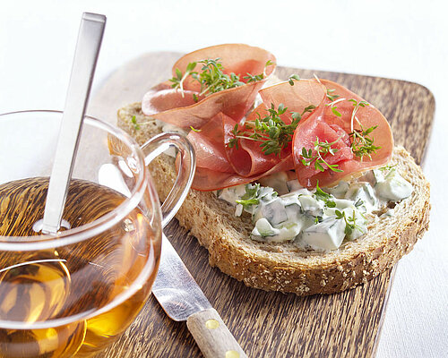 Volkorenbrood met rookvlees en komkommersalade