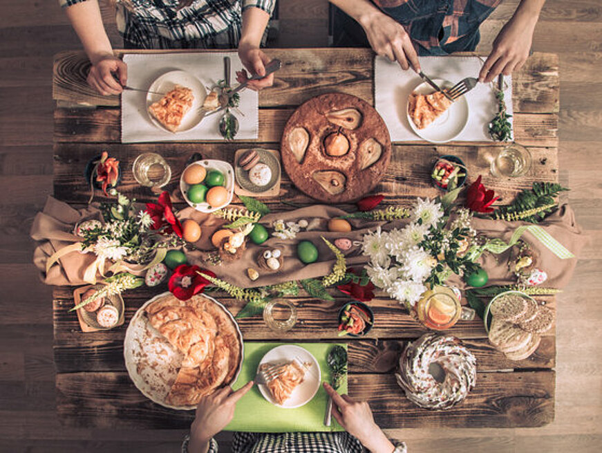 kersttafel van bovenaf gefotografeerd