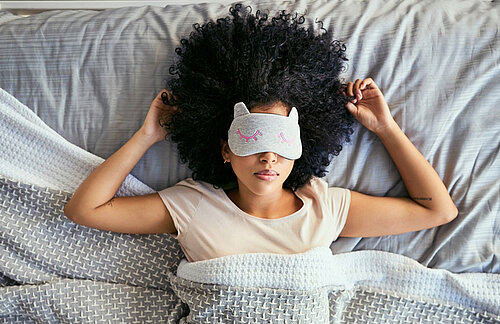 Dit is het ideale tijdstip om te gaan slapen slapende vrouw met oogmasker