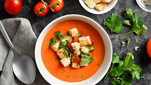 kom met koude tomatensoep - gazpacho met broodcroutons