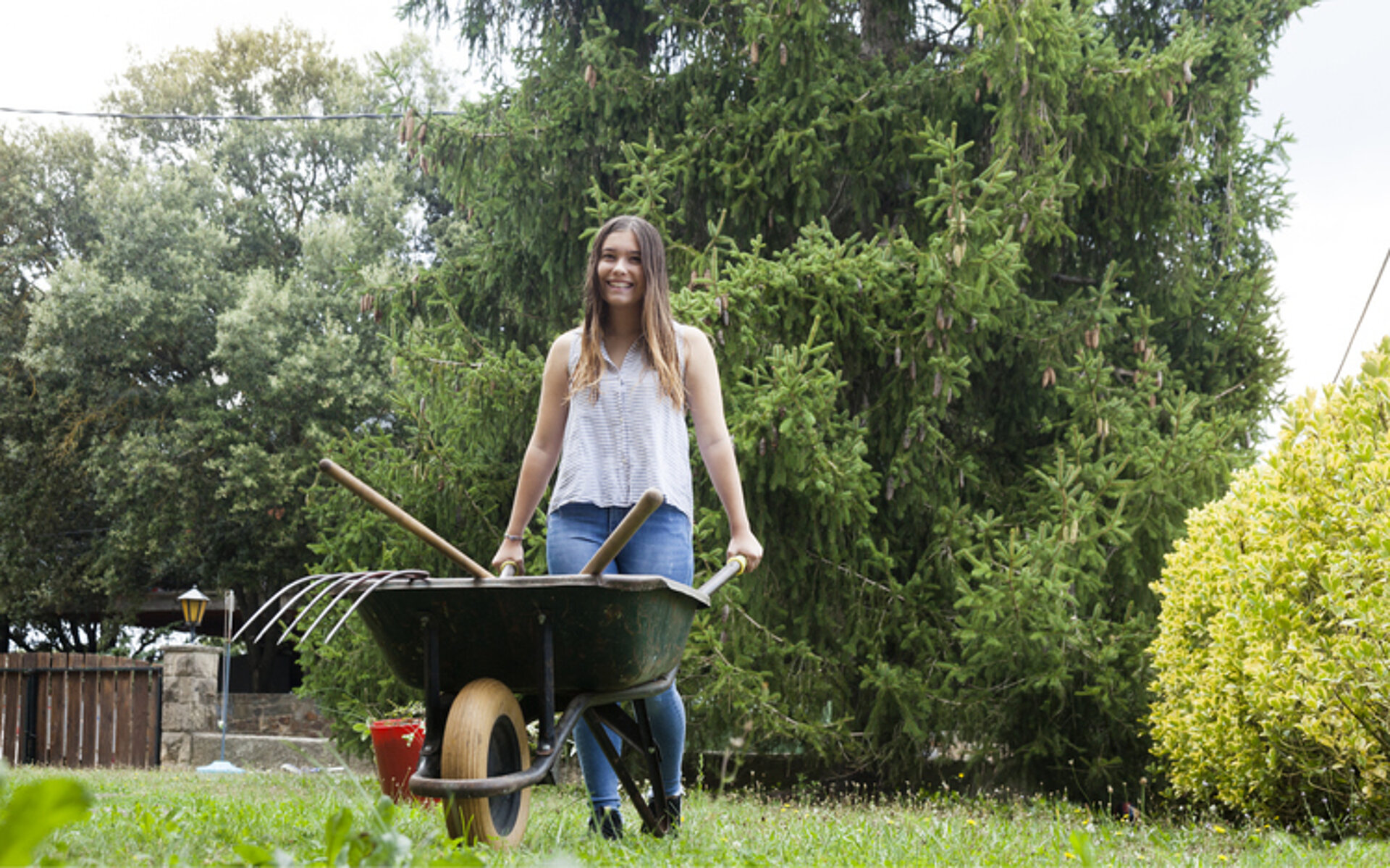 Werken in moestuin Werken in moestuin
