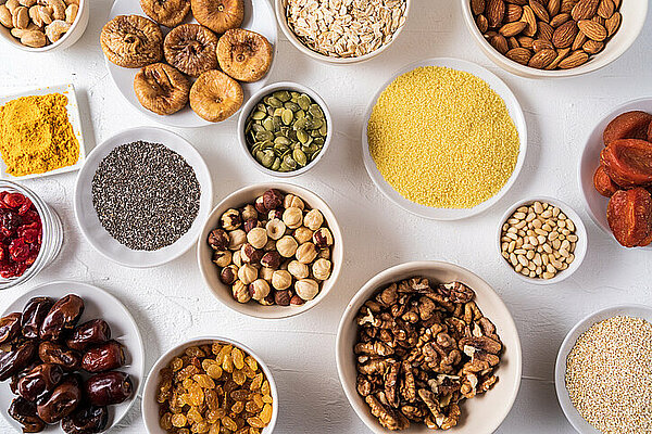 schaaltjes met gezonde ingredienten zoals havermout, noten, zaden en gedroogd fruit voor granola
