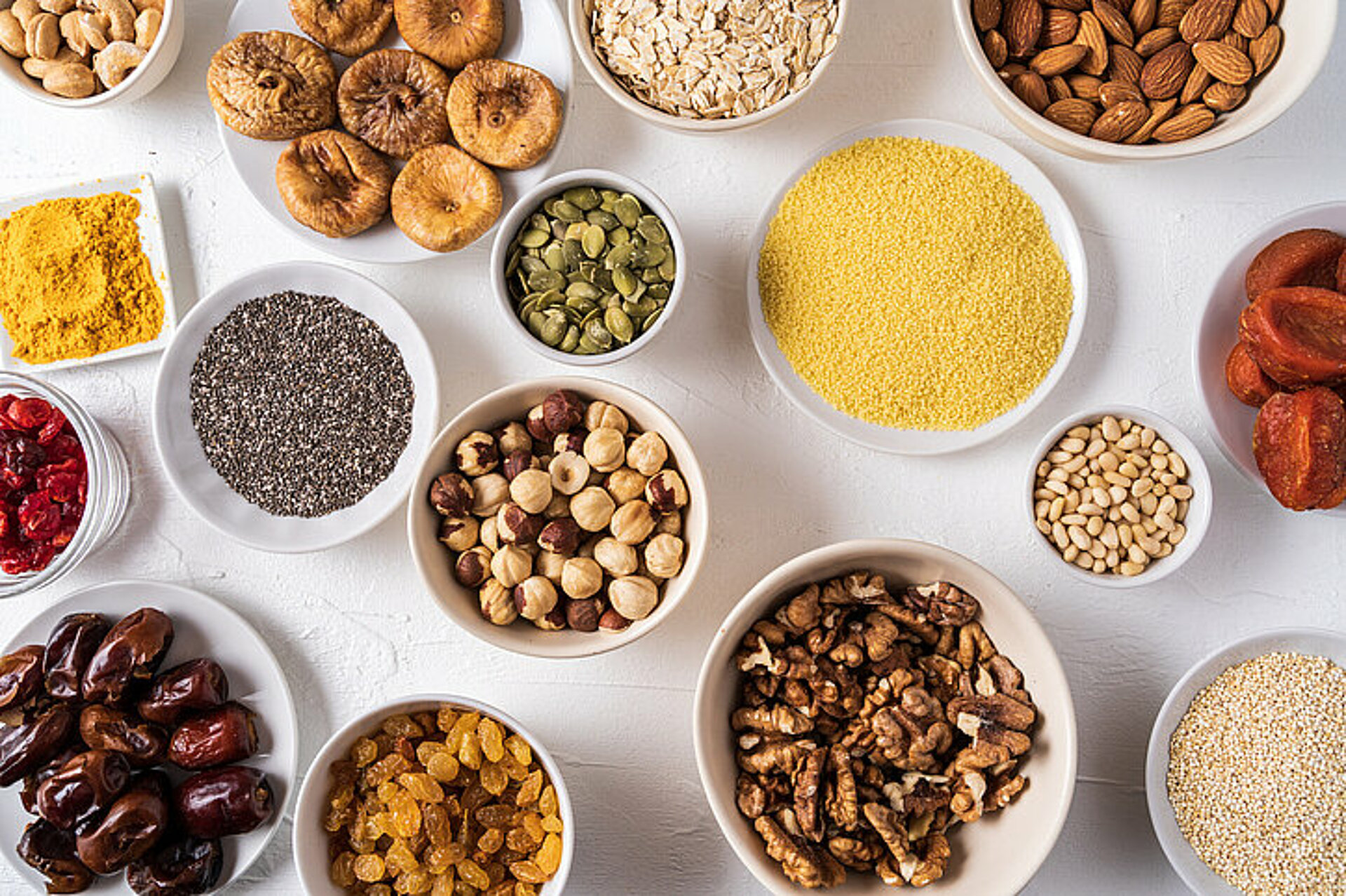 6 x gezonde variaties op granola schaaltjes met gezonde ingredienten zoals havermout, noten, zaden en gedroogd fruit voor granola