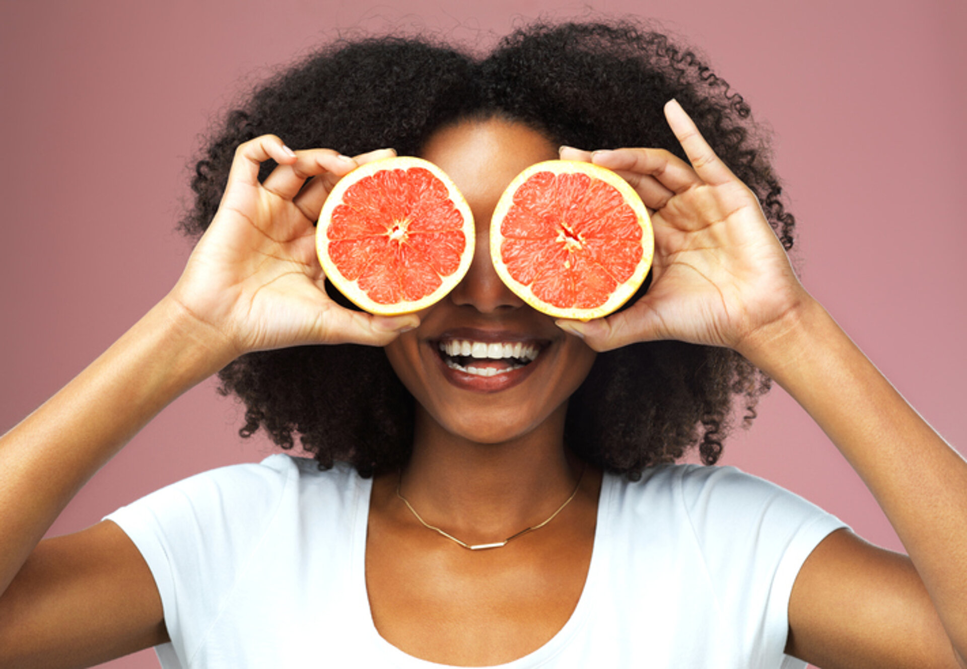 eet groente en fruit tegen rimpels dame met sinasappels