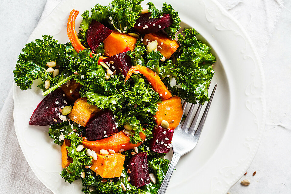 Boerenkoolsalade met pompoen, wortel en biet