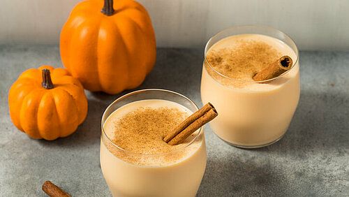Hoe maak je pumpkin spice kruidenmix 2 glazen met pumpkin spice latte
