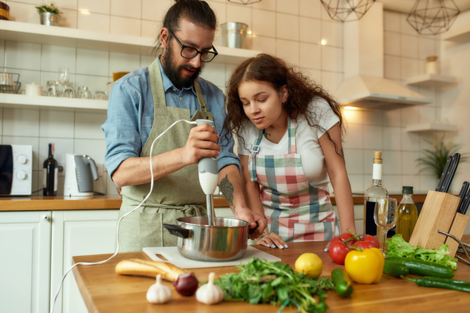 Blijven vezels wel gezond als je ze kookt of pureert? Man en vrouw in keuken met een staafmixer