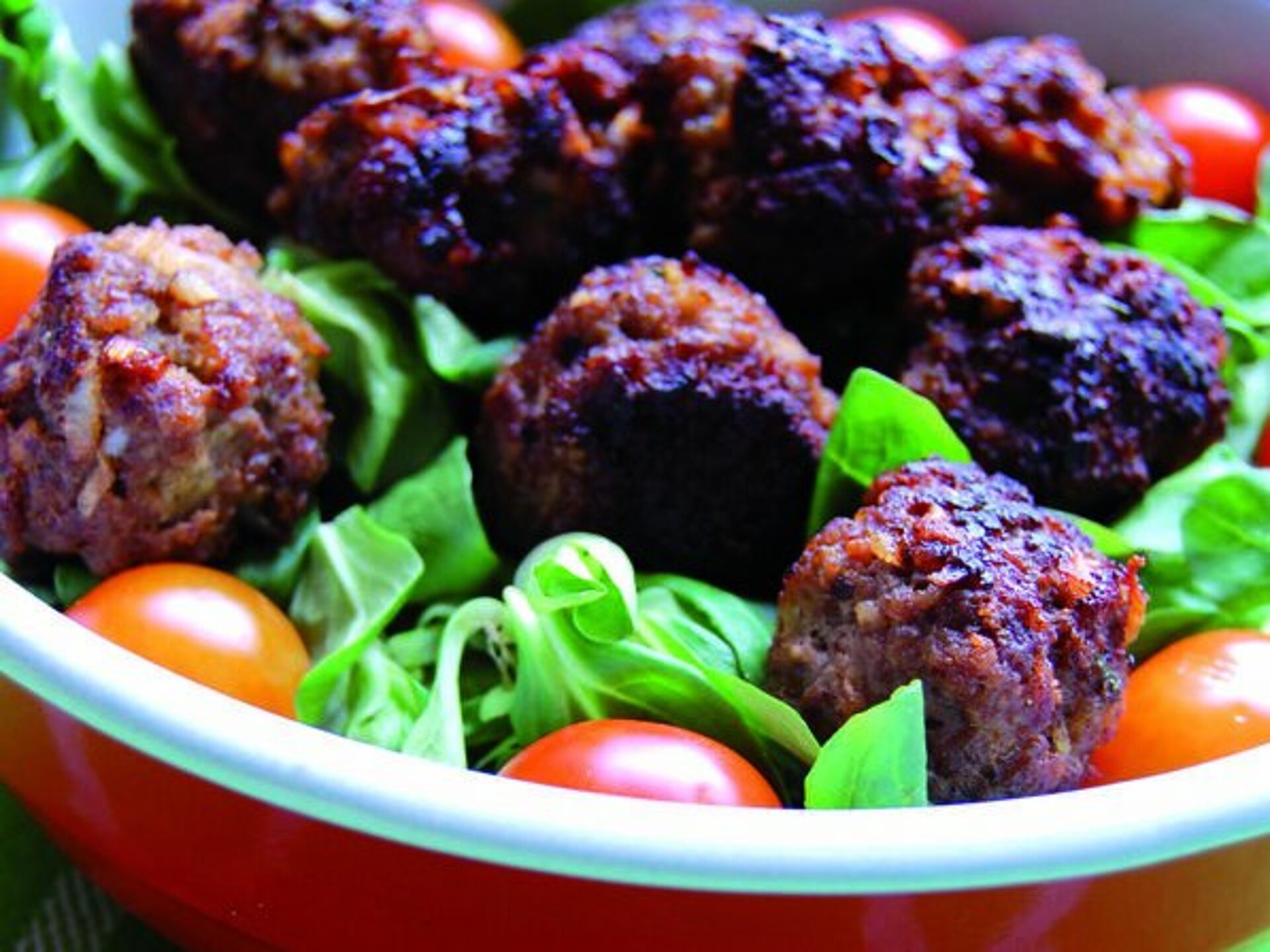 Aubergine gehaktballetjes in een schaal