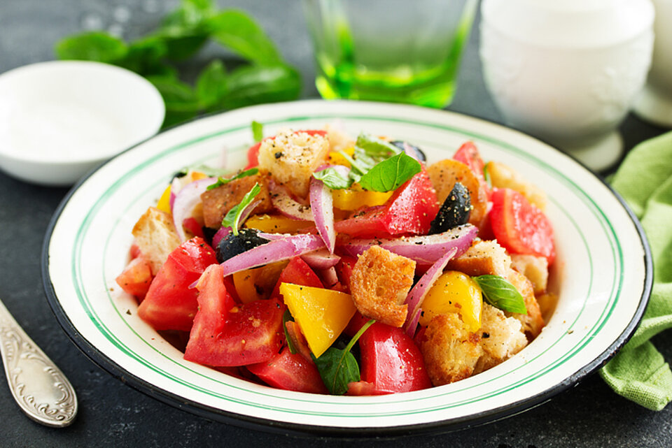 Italiaanse broodsalade salade van brood met tomaten