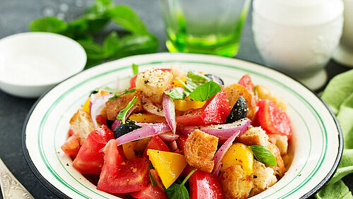 salade van brood met tomaten
