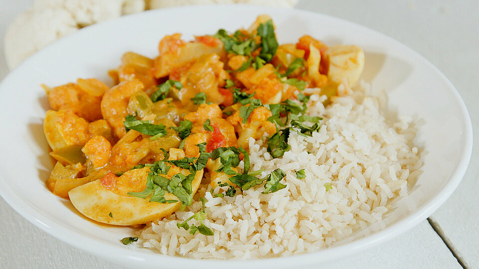 bord met rijst curry van bloemkool met ei