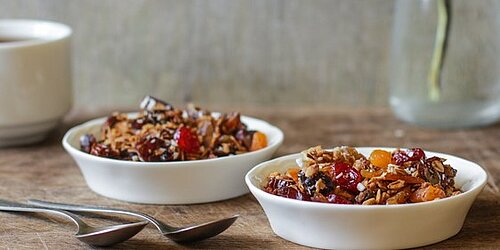 2 witte schaaltjes met carrot-cake granola
