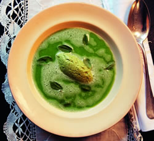 Schuimig tuinerwtensoepje met basilicum en avocadocrème Schuimig tuinerwtensoepje met basilicum en avocadocrème