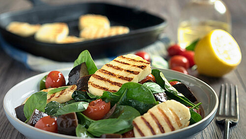 Spinaziesalade met gegrilde halloumi