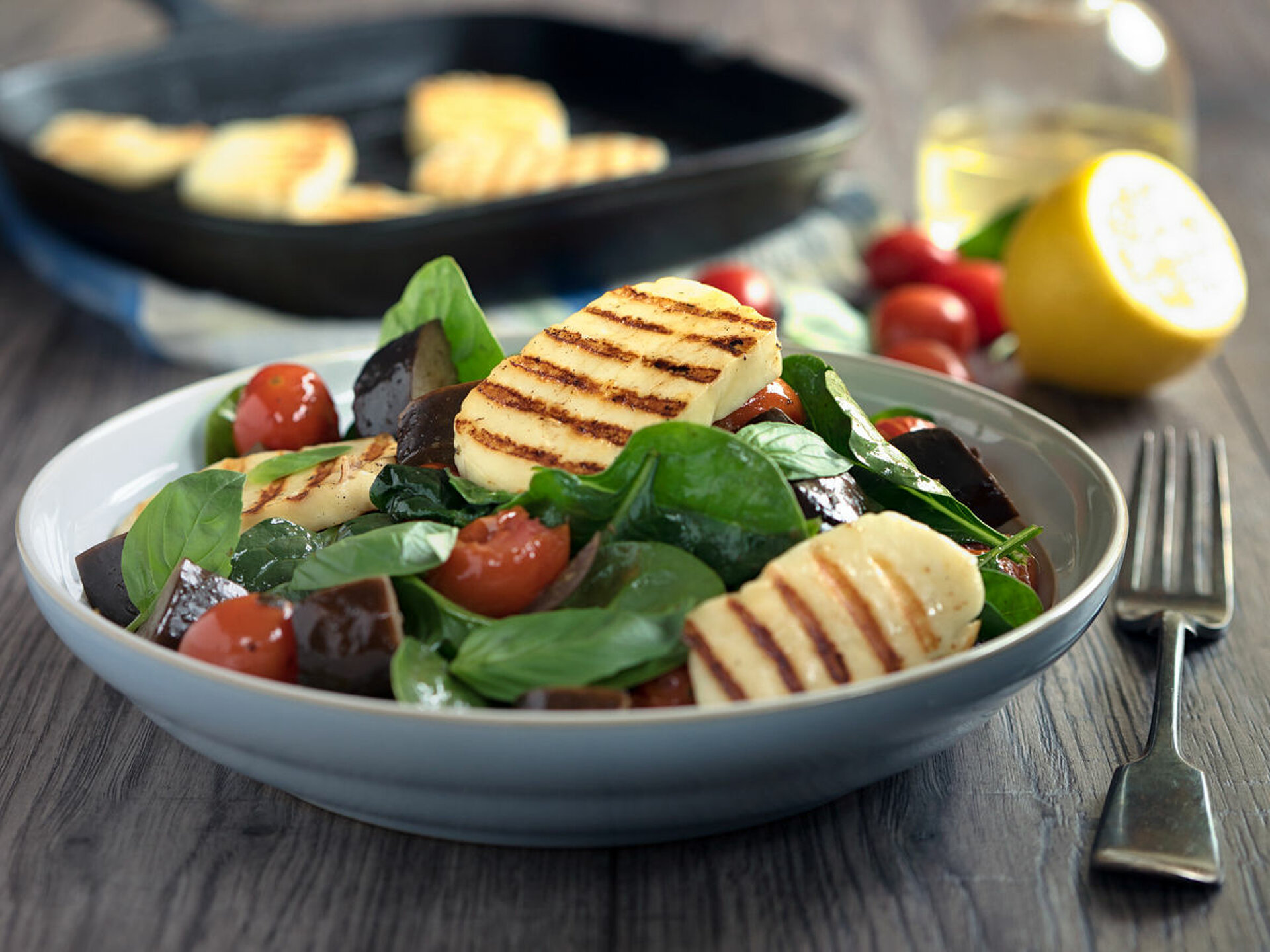 Spinaziesalade met gegrilde halloumi