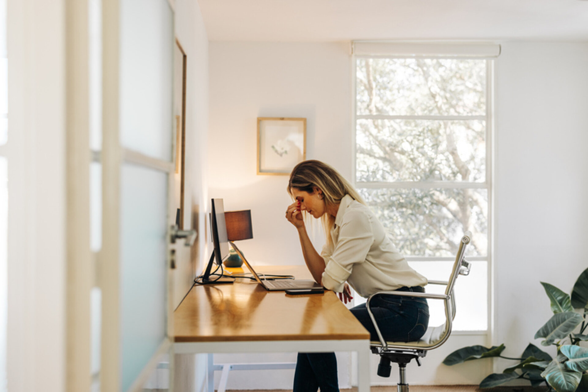 10 manieren om te ontspannen Vrouw moedeloos aan een bureau