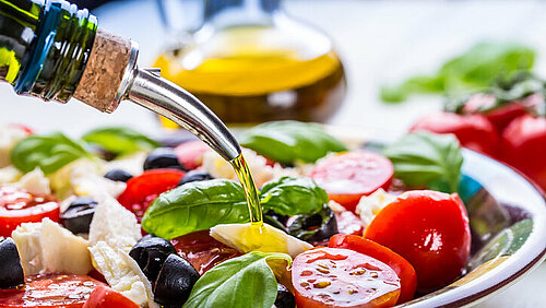 italiaanse salade met veel groenten en olijfolie