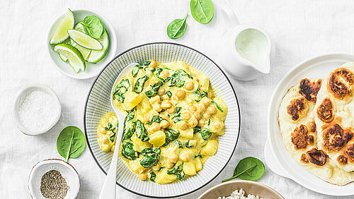 Curry kikkererwten en spinazie in ene mooie schaal met naanbrood
