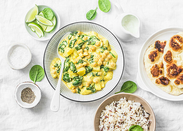 Curry kikkererwten en spinazie in ene mooie schaal met naanbrood