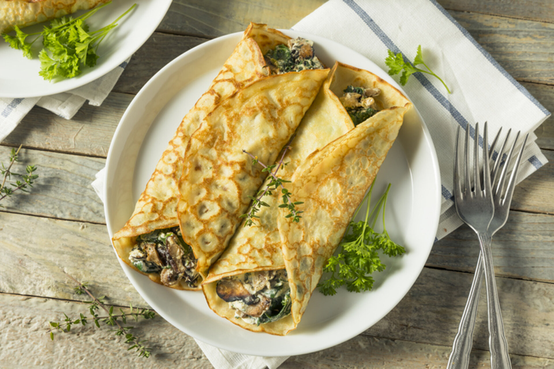 Bord met 2 gevulde opgerolde pannenkoeken