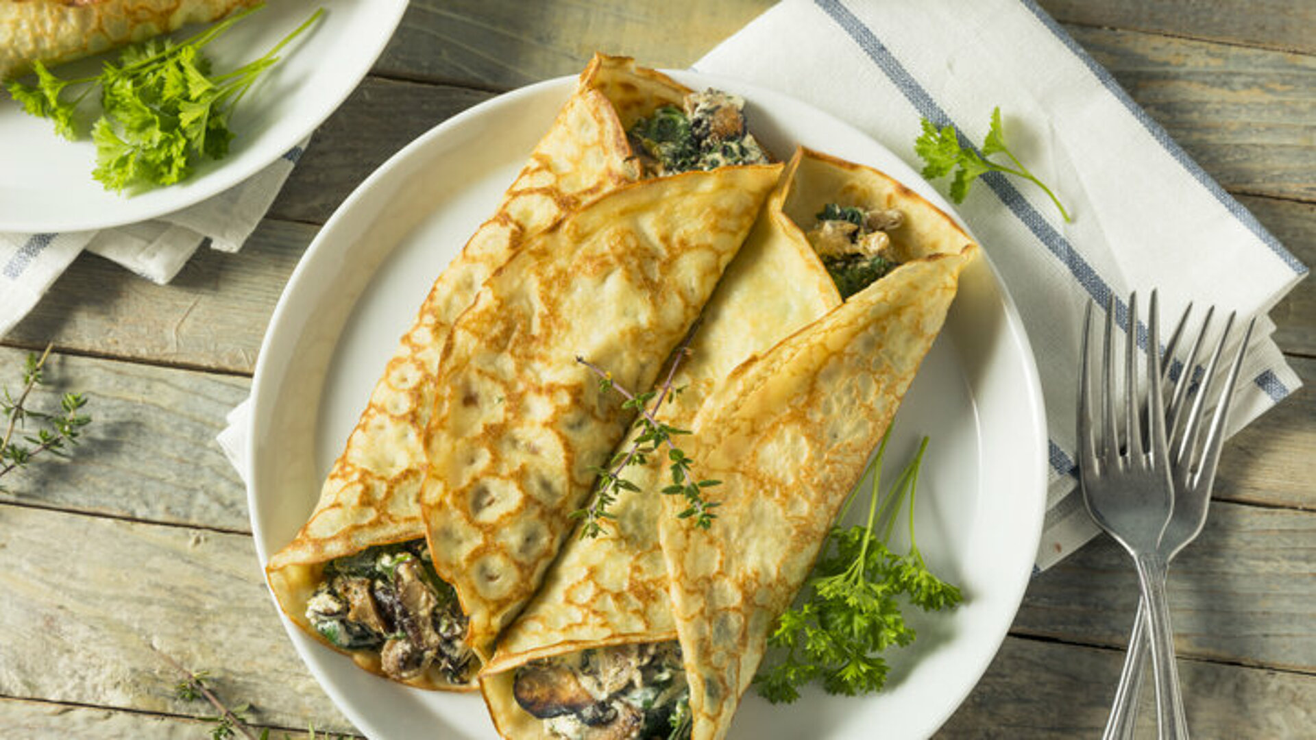 Bord met 2 gevulde opgerolde pannenkoeken