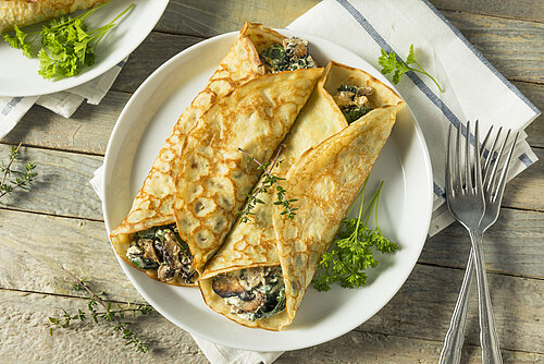 Bord met 2 gevulde opgerolde pannenkoeken