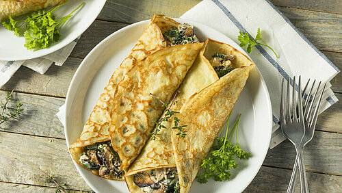 Bord met 2 gevulde opgerolde pannenkoeken