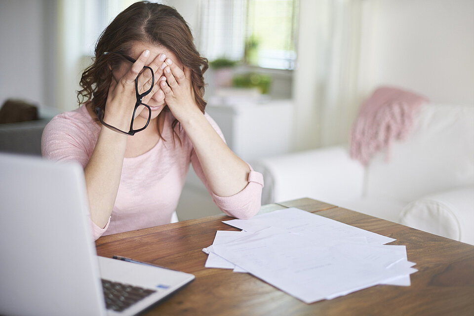 Vrowu achter laptop met stress