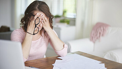 Vrowu achter laptop met stress