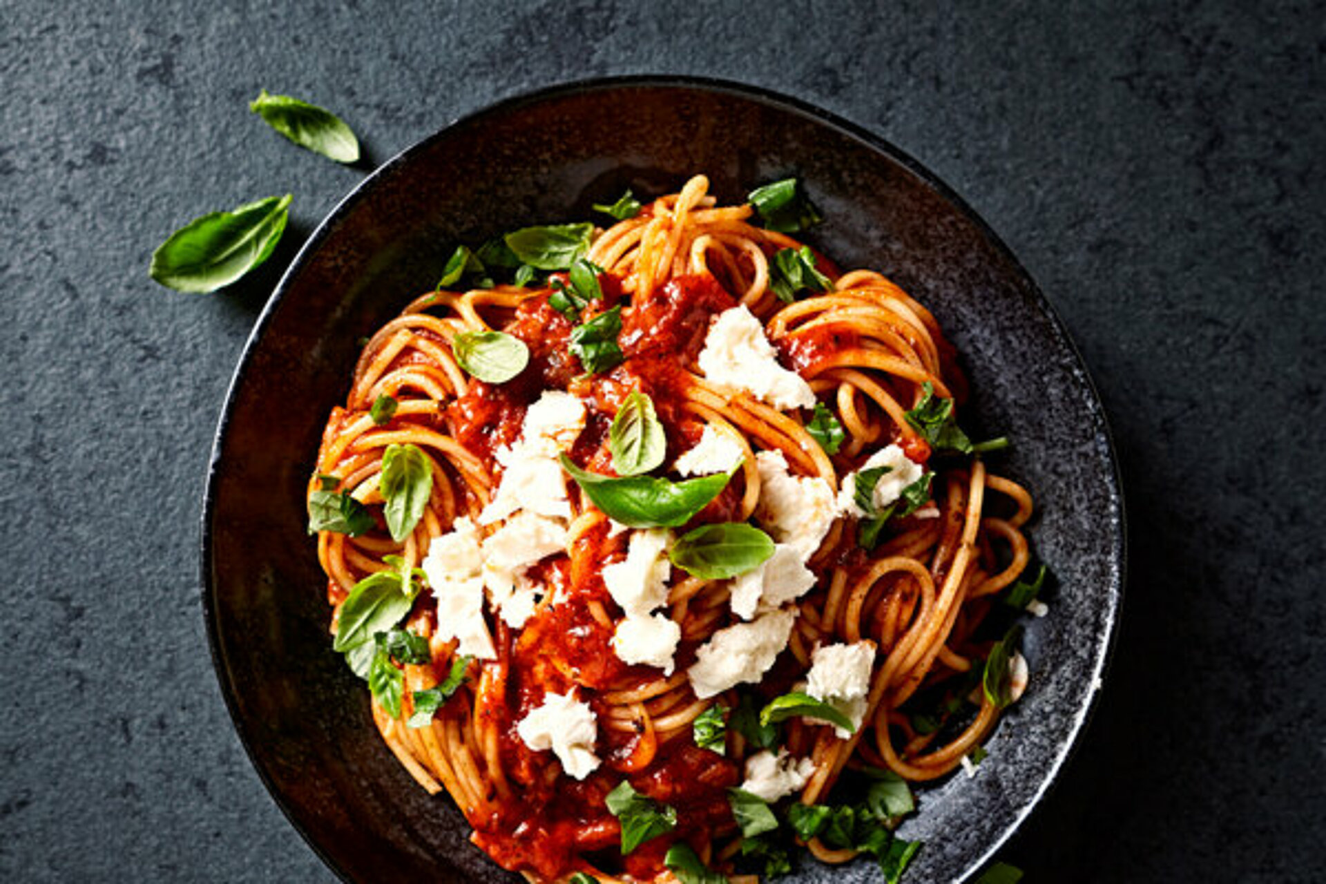 Bord pasta met rode saus