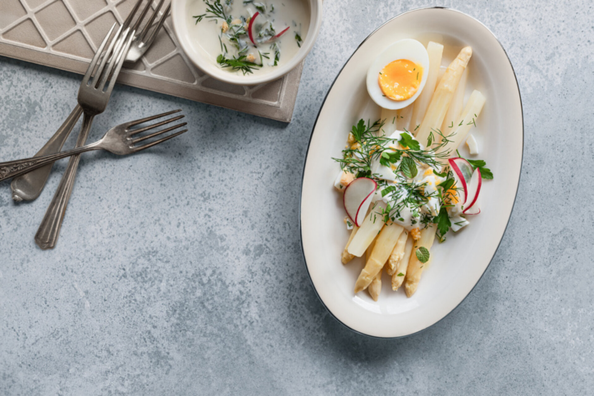 witte asperges gekookt geserveerd net ei en kruiden