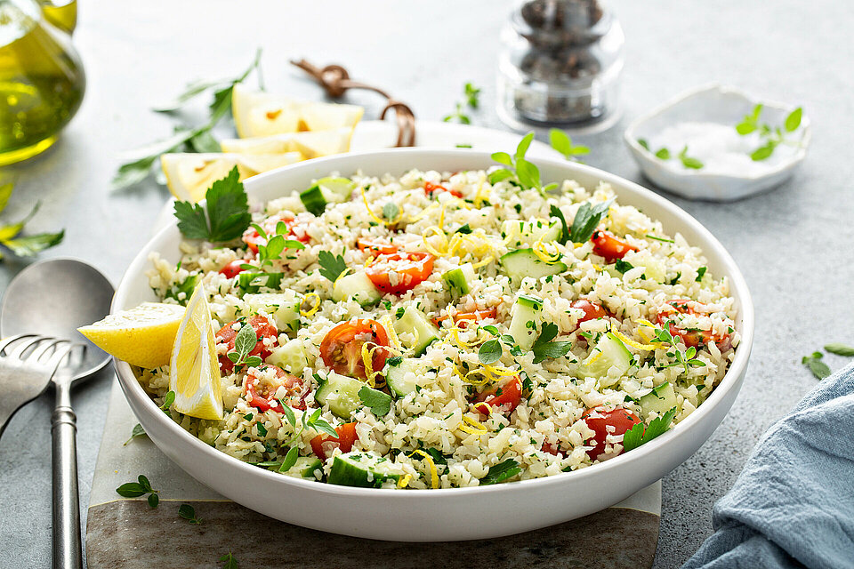 maaltijdsalade met rijst in een grote kom 