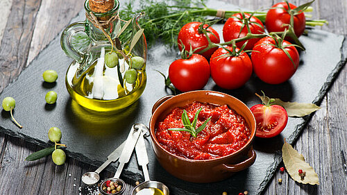 tomatensaus wordt gemaakt met tomaten en kruiden