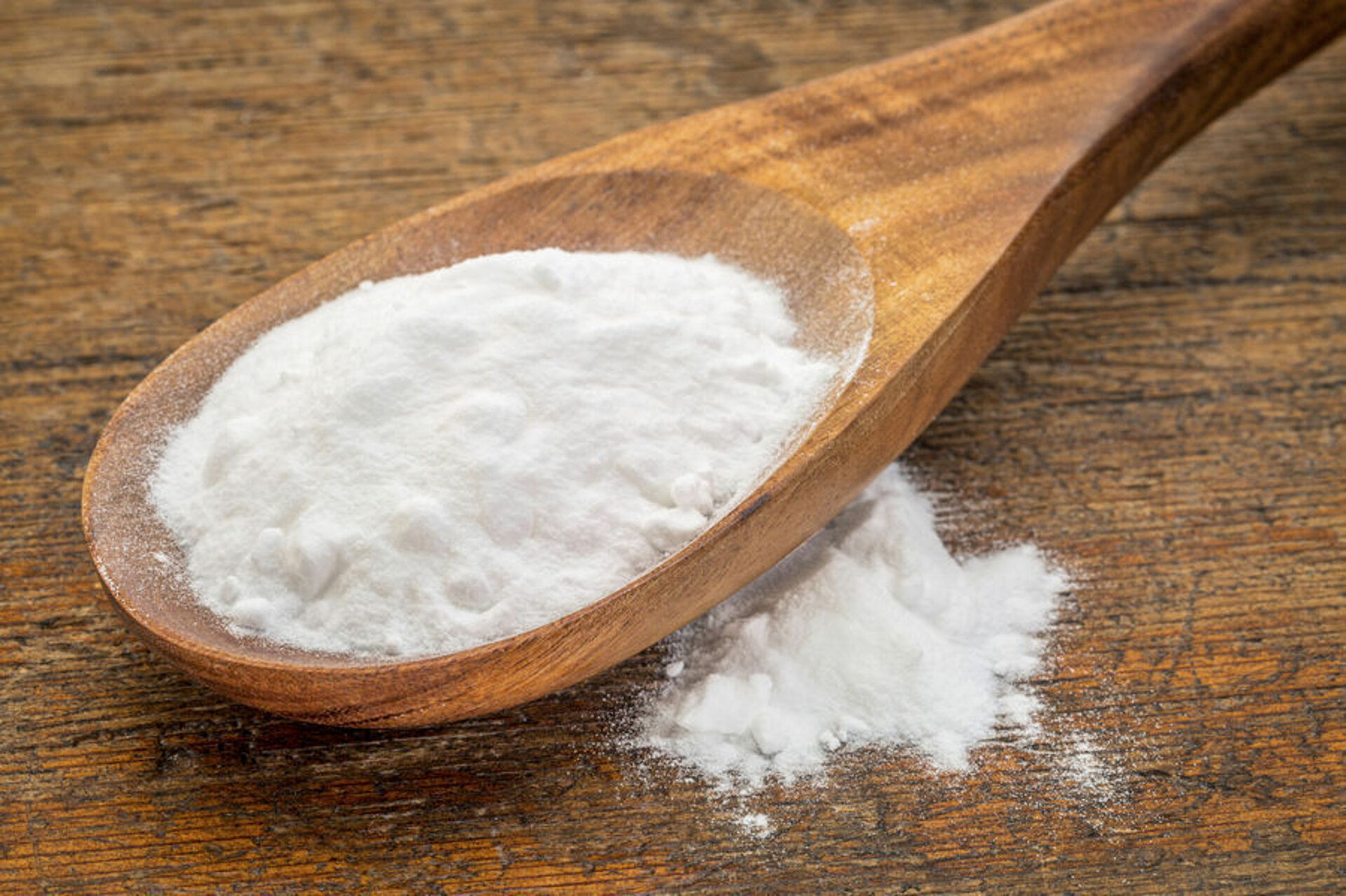 In Engelse recepten kom ik weleens baking soda tegen, maar ik kan het niet vinden in de supermarkt. Wat is het precies en waardoor kan ik het vervangen?
