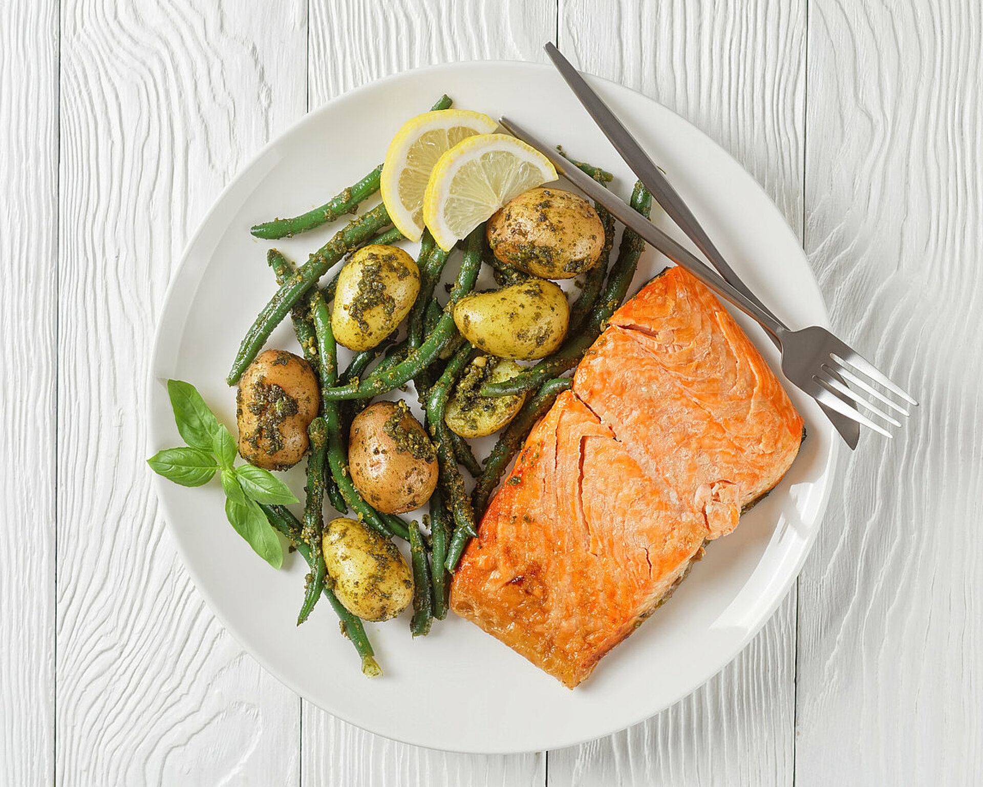 Zalm met sperziebonen en cashew-dillesaus zalm met krieltjes en sperziebonen