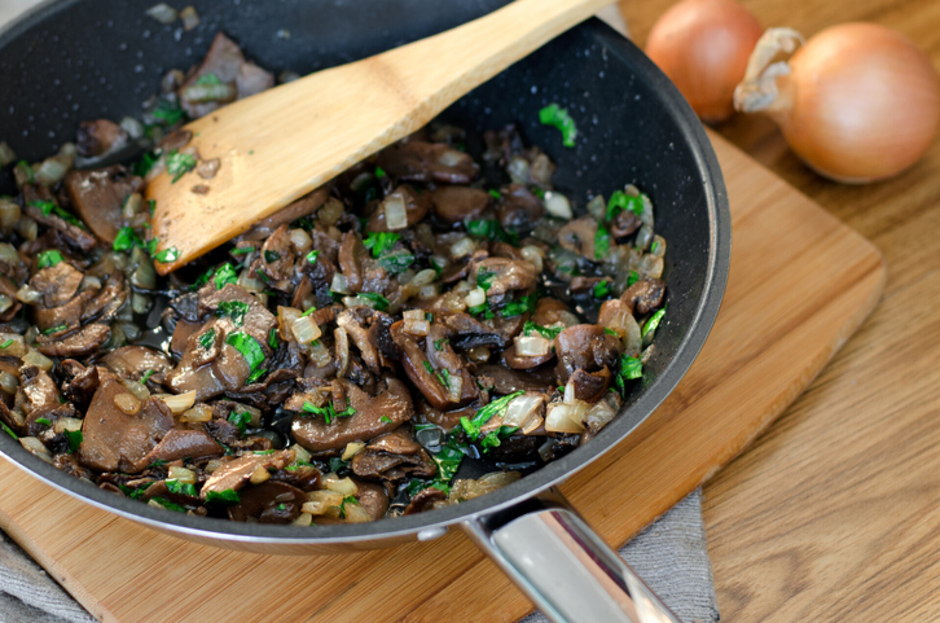 Koekenpan met gebakken paddenstoelen en peterselie 