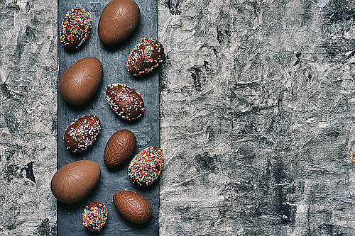 5 dingen die je wilt weten over chocolade mooie chocolade eitjes op een leistenen plaat