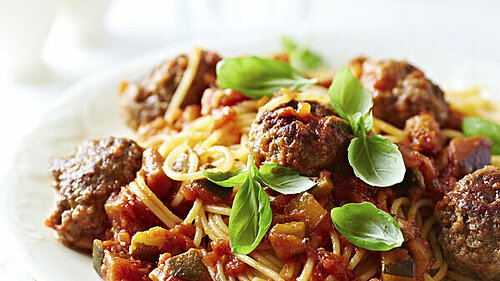 recept gezond Courgette-spaghetti met gehaktballetjes in tomatensaus