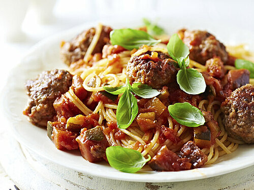 recept gezond Courgette-spaghetti met gehaktballetjes in tomatensaus
