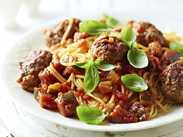 recept gezond Courgette-spaghetti met gehaktballetjes in tomatensaus