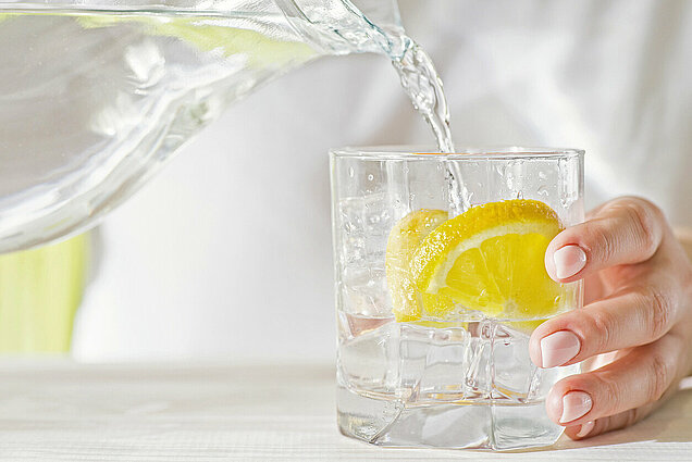 water drinken tijdens het eten is niet ongezond glas water wordt ingeschonken