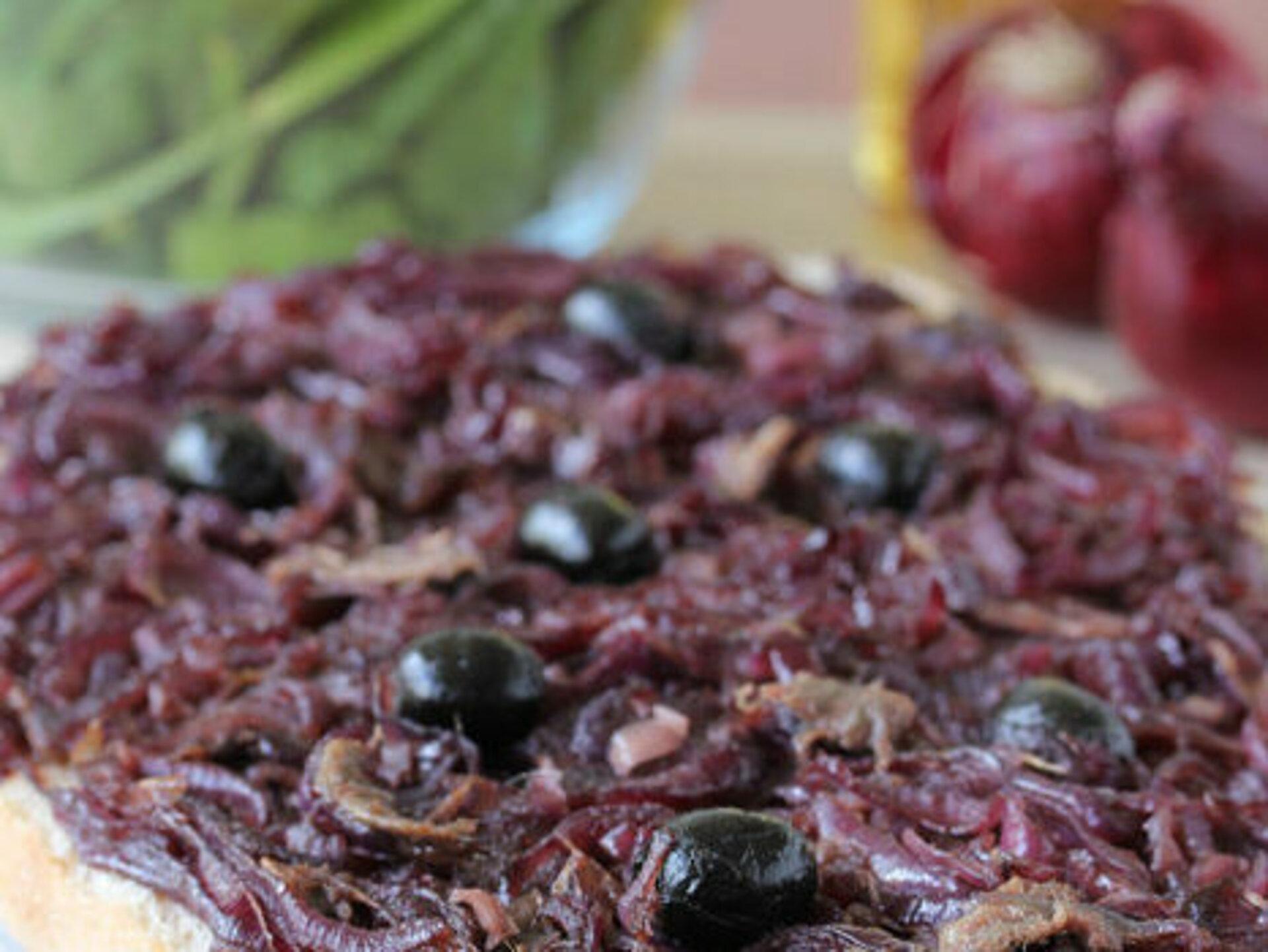 Pissaladière van Turks brood met rode ui