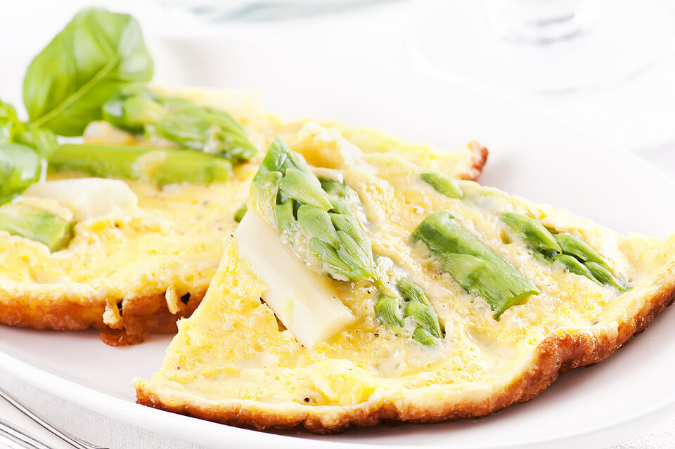 Omelet met asperges in 2 kleuren