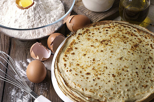 ingrediënten voor pannenkoeken: eieren, meel en melk