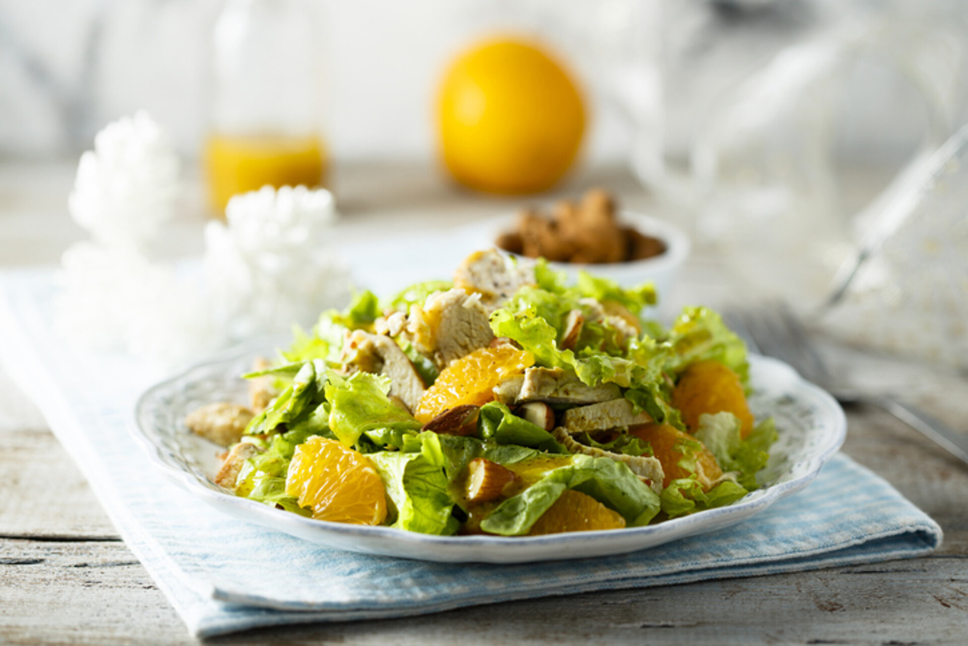 Hoe schil je citrusfruit dik en haal je het tussen vliesjes uit? Bord met salade en citrusfruit