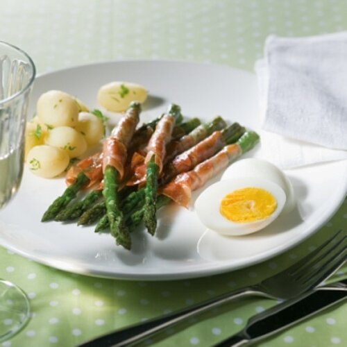Gegrilde groene asperges met rauwe ham