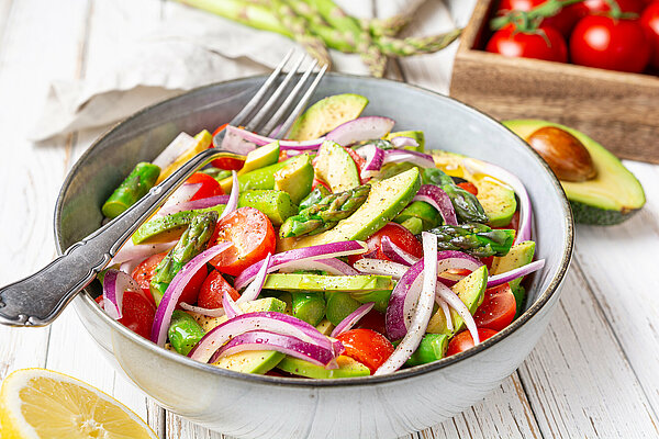 schaal met frisse lentesalade