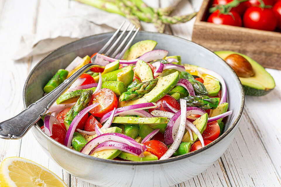 schaal met frisse lentesalade