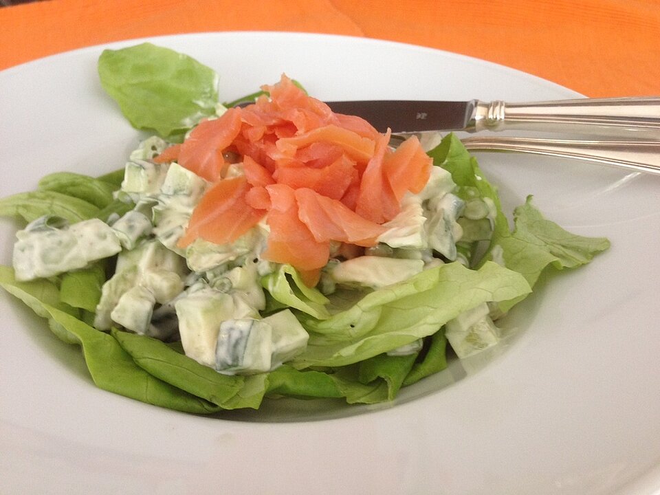 avocado-komkommersalade met zalm