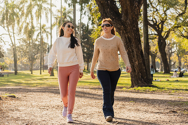 vrouwen slenteren samen in natuur
